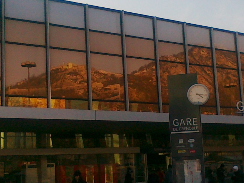 004 Deux images en une seule: La Bastille et la gare de Grenoble/ février 2012